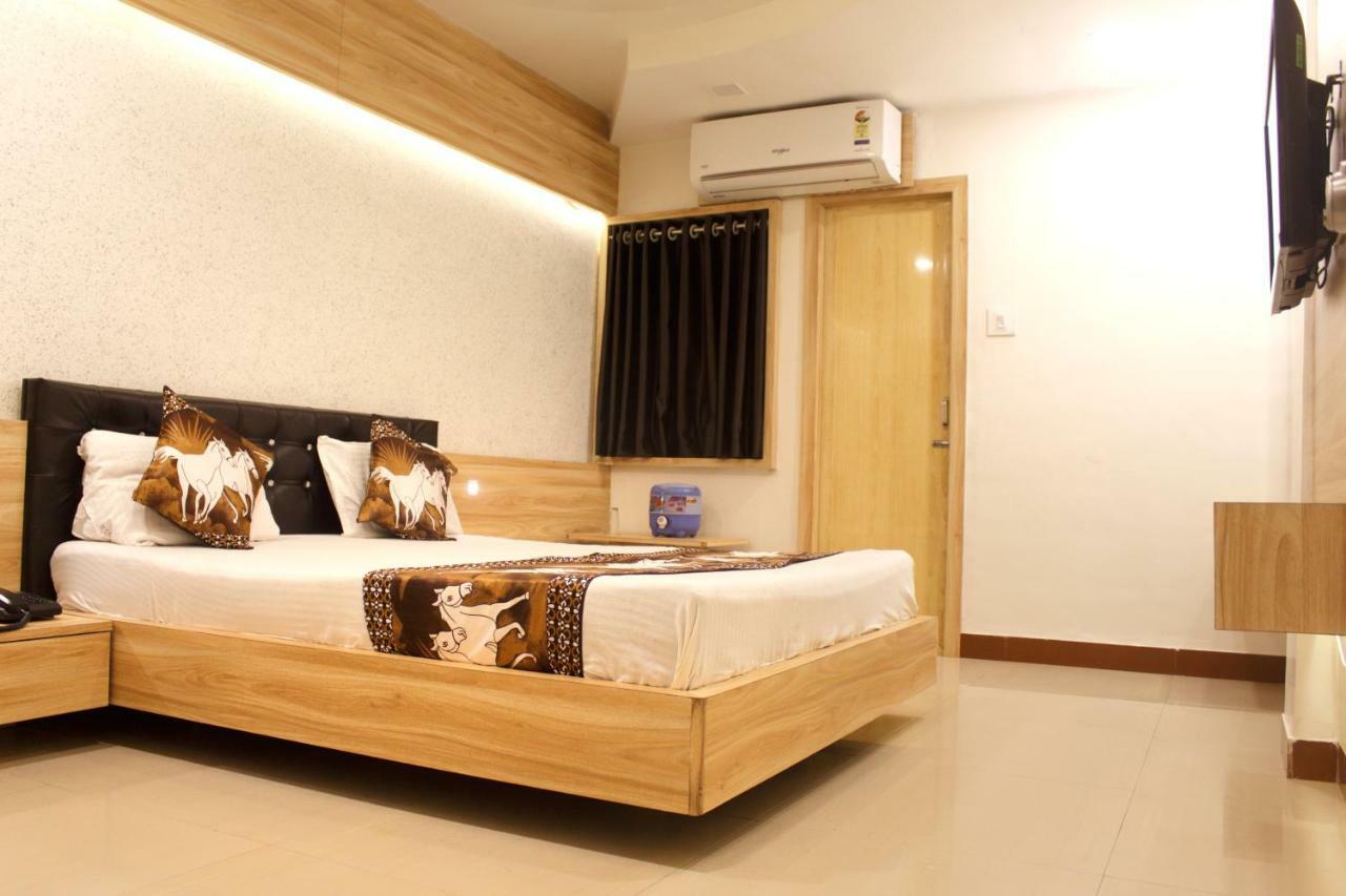 Hotel Shri Radhe Somnāth 외부 사진